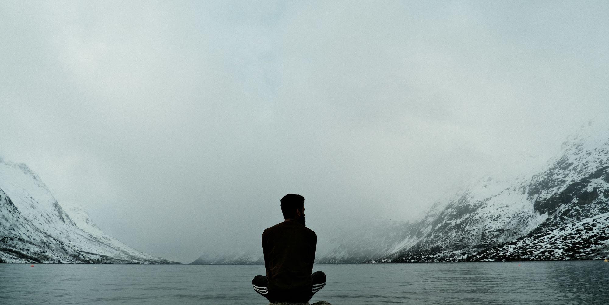 Mensch als Beobachter seiner Gedanken vor einem weiten Himmel als Symbol für das wahre Selbst.